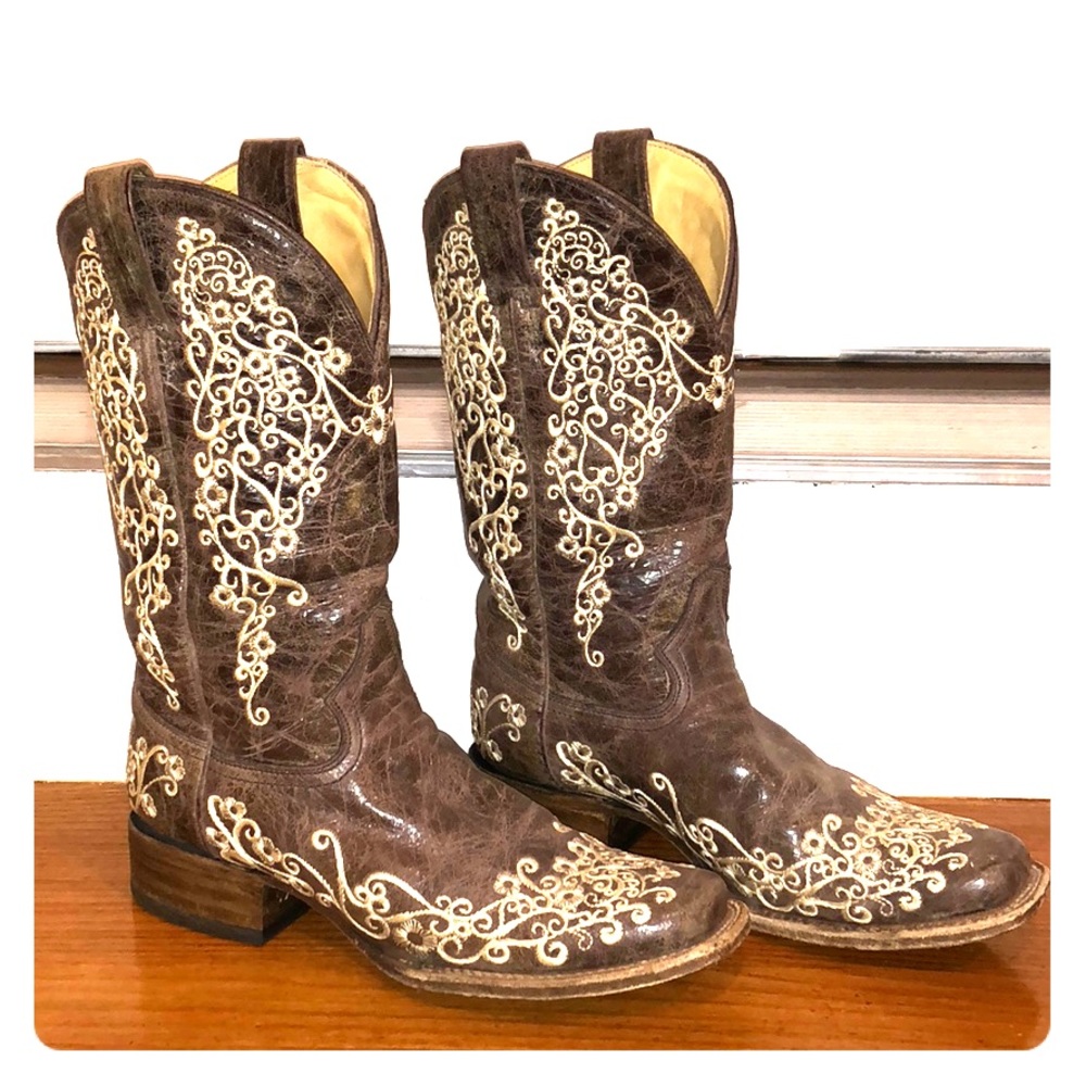 Corral women’s flower embroidered boots